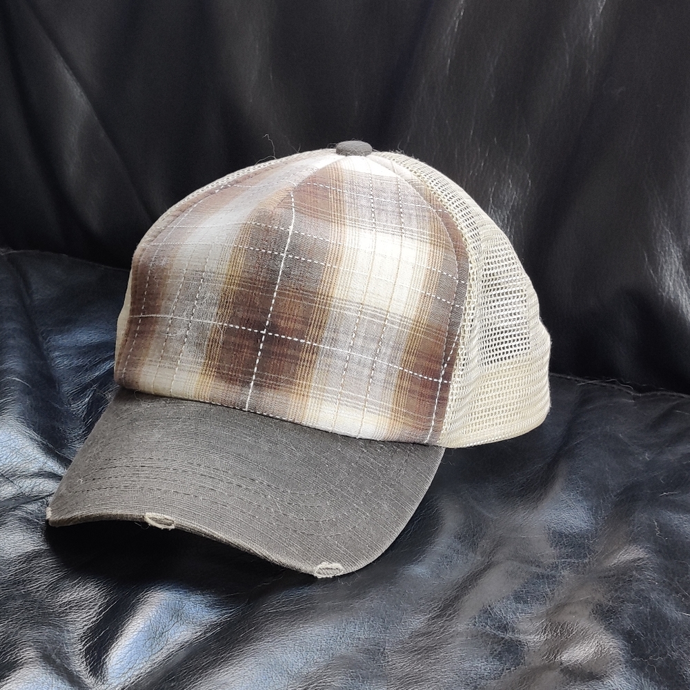 🚭 Trucker hat in muted brown plaid